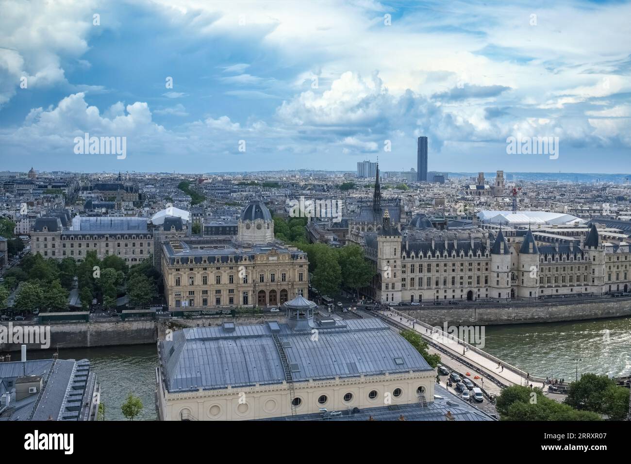 Paris, le pont notre-Dame, et la conciergerie sur l'ile de la Cité Banque D'Images