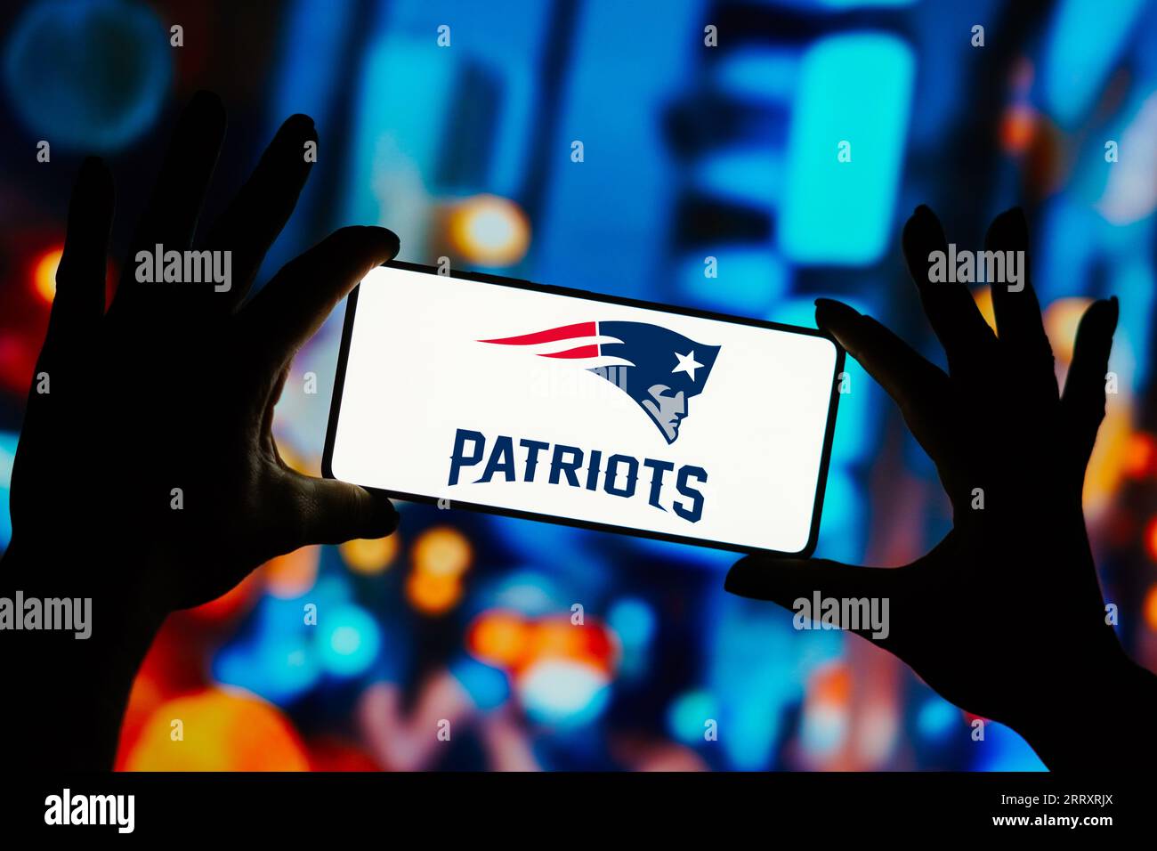 Sur cette photo, le logo New England Patriots est affiché sur l'écran d'un smartphone. C'est une équipe professionnelle de football américain. Les Patriots concourent dans la National football League, en tant que membres de la Division est de la Conférence américaine de football. Banque D'Images