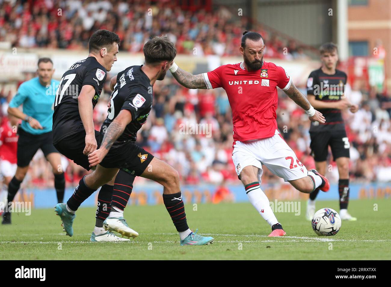 Wrexham, Royaume-Uni. 09 septembre 2023. Steven Fletcher de Wrexham tente un tir, mais son effort dépasse largement le but. EFL Skybet football League Two Match, Wrexham v Doncaster Rovers au STōK CAE Ras à Wrexham, pays de Galles, le samedi 9 septembre 2023. Cette image ne peut être utilisée qu'à des fins éditoriales. Usage éditorial uniquement, .pic par Chris Stading/ crédit : Andrew Orchard photographie sportive/Alamy Live News Banque D'Images