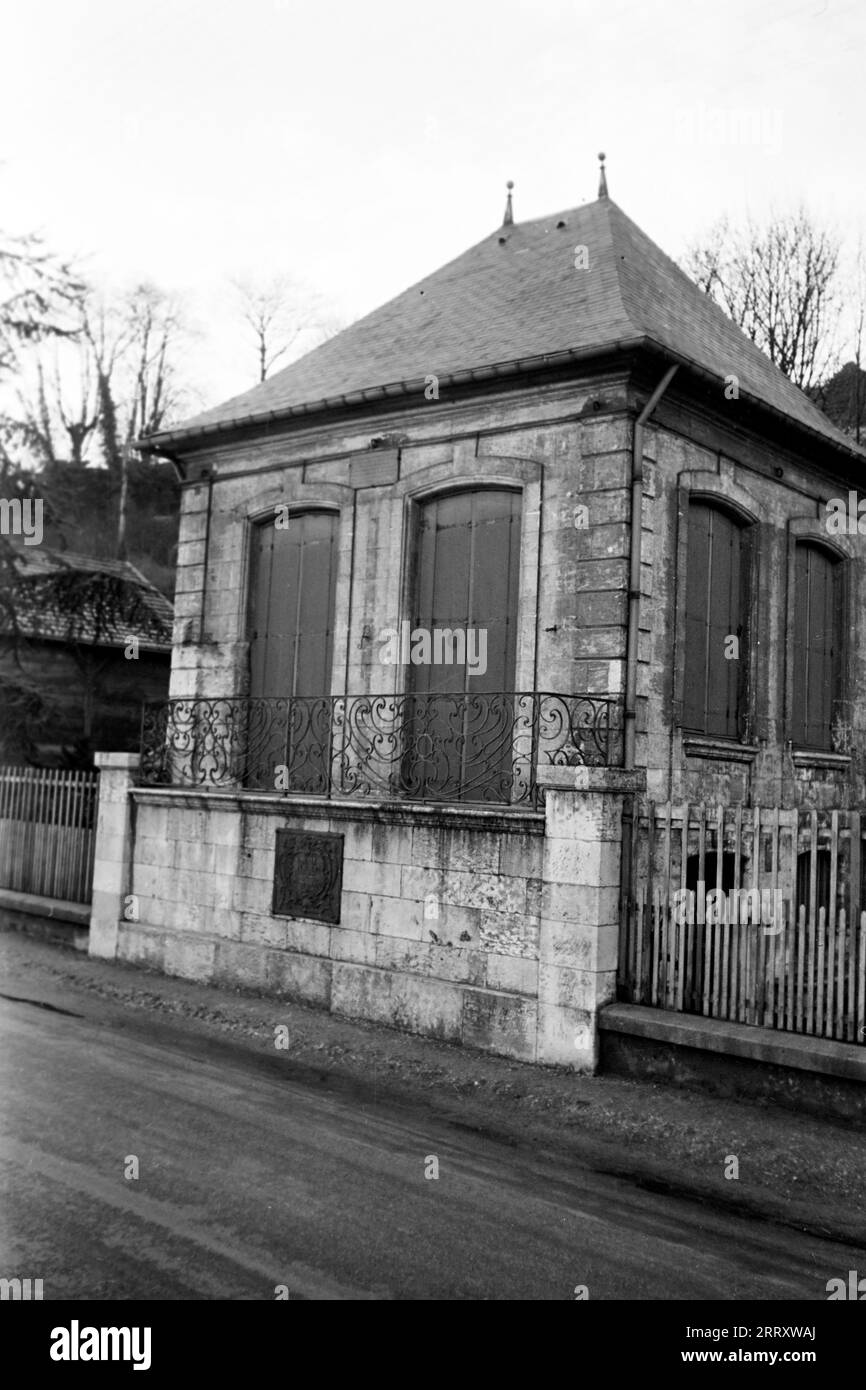 Der Pavillon Flaubert steht in Croisset, einem Dorf in der Näher von Rouen, auf dem Grundstück des ehemaligen Wohnhauses der Familie Flaubert und beherbergt heutzutage ein dem Schriftsteller gewidmetes Museum, 1941. Le Pavillon Flaubert se trouve à Croisset, un village près de Rouen, sur le site de l'ancienne demeure de la famille Flaubert et abrite aujourd'hui un musée dédié à l'écrivain, 1941. Banque D'Images