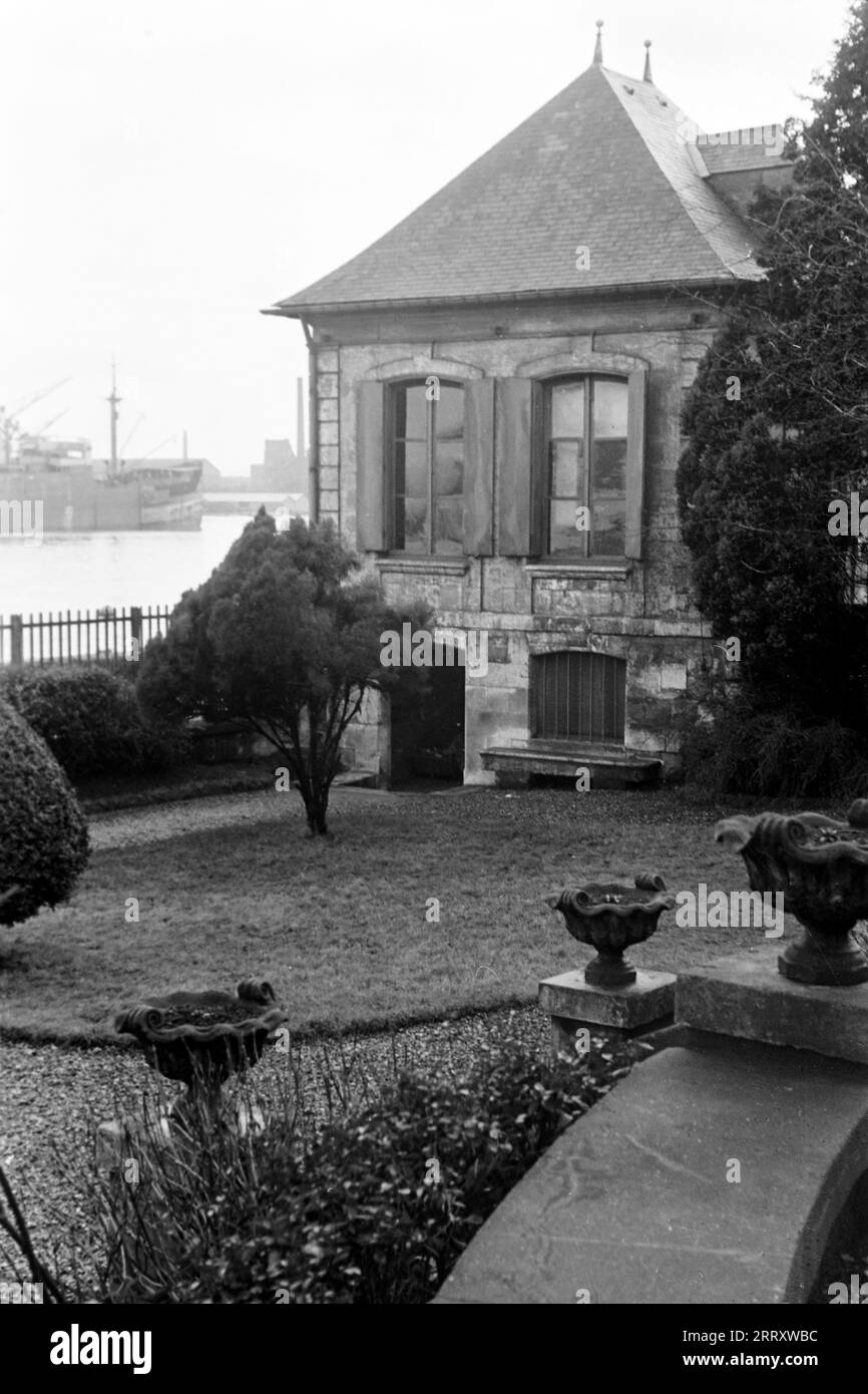 Der Pavillon Flaubert steht in Croisset, einem Dorf in der Näher von Rouen, auf dem Grundstück des ehemaligen Wohnhauses der Familie Flaubert und beherbergt heutzutage ein dem Schriftsteller gewidmetes Museum, 1941. Le Pavillon Flaubert se trouve à Croisset, un village près de Rouen, sur le site de l'ancienne demeure de la famille Flaubert et abrite aujourd'hui un musée dédié à l'écrivain, 1941. Banque D'Images