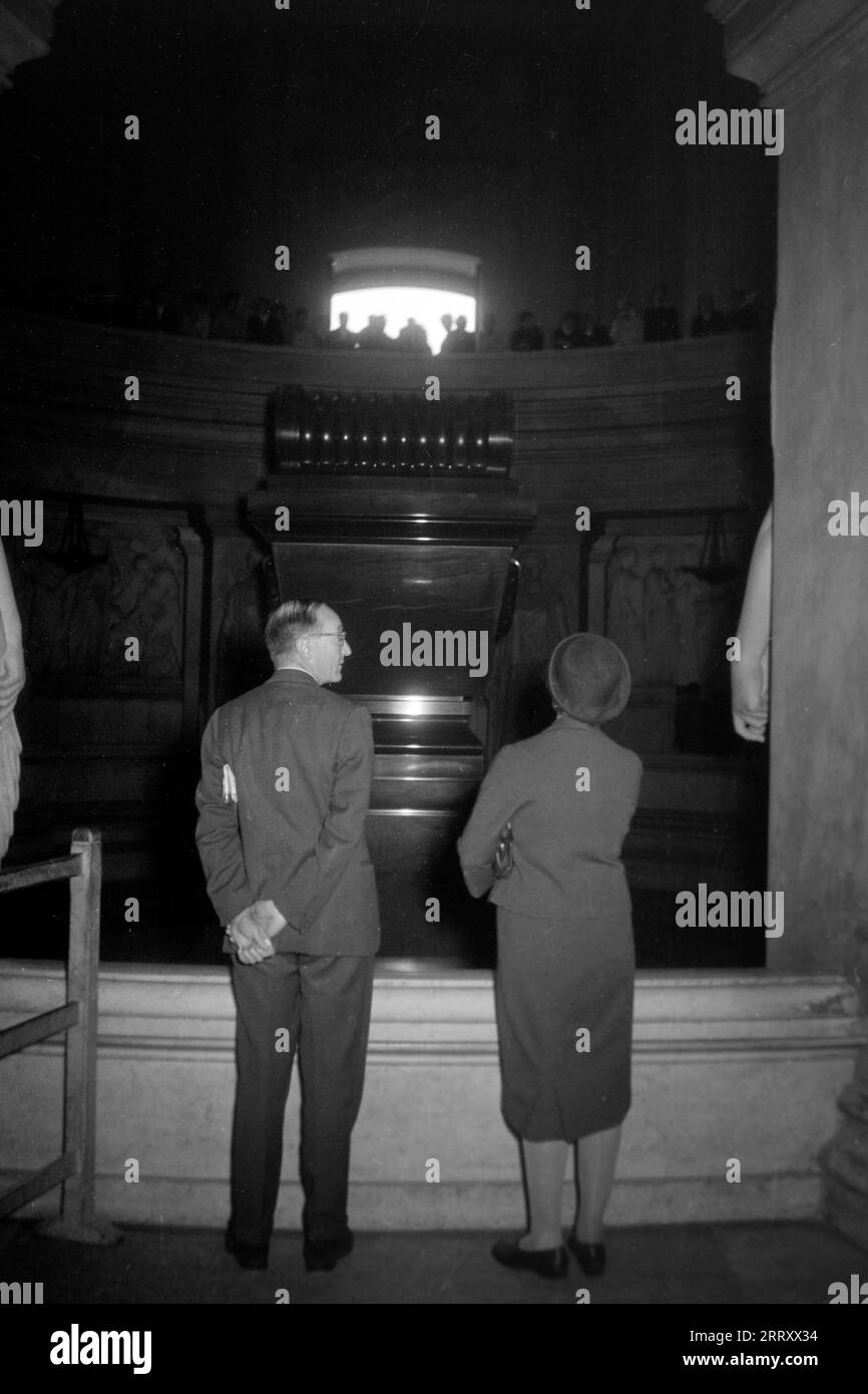 Besucher betrachten den Sarg von Napoleon Bonaparte im Invalidendom in Paris, 1962. Visiteurs regardant le cercueil de Napoléon Bonaparte dans la cathédrale des Invalides à Paris, 1962. Banque D'Images