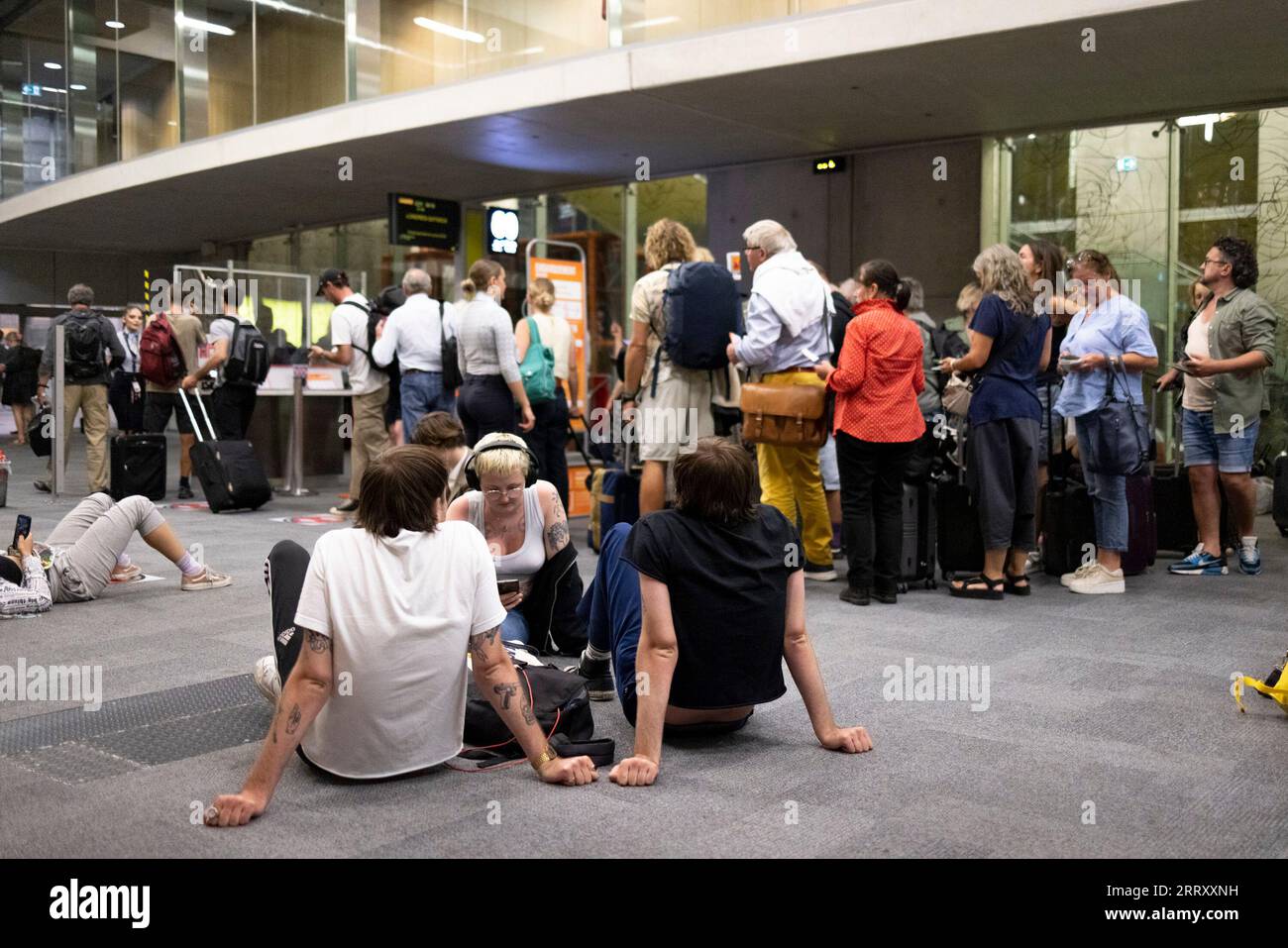 Toulouse, France. 8 septembre 2023. Des passagers bloqués sont vus à l'aéroport de Toulouse en attendant leur vol de retour au Royaume-Uni. De multiples problèmes contribuent à des retards de vol plus fréquents cette année, y compris la pénurie de personnel depuis COVID et Brexit. (Image de crédit : © Hesther ng/SOPA Images via ZUMA Press Wire) USAGE ÉDITORIAL UNIQUEMENT! Non destiné à UN USAGE commercial ! Banque D'Images