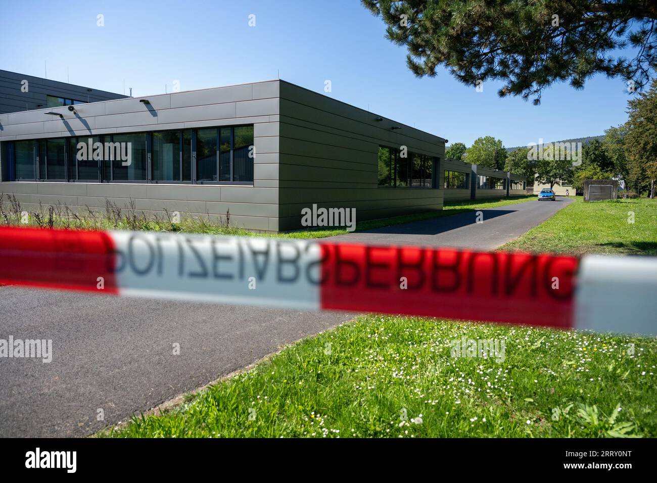 Lohr am main, Allemagne. 09 septembre 2023. Une bande barrière avec l'inscription 'Polizeiabsperrung' délimite une scène de crime. Des officiers de la ville de Lohr am main en Basse-Franconie enquêtent après qu'un adolescent mort ait été retrouvé sur le terrain de l'école. Crédit : Pia Bayer/dpa/Alamy Live News Banque D'Images