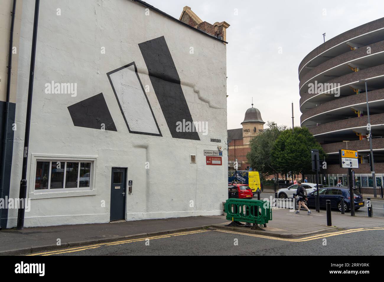 Guérilla marketing. Le logo Adidas Three Stripes apparaît à travers la ville de Newcastle upon Tyne, car la marque produit maintenant la bande du club de football. Banque D'Images