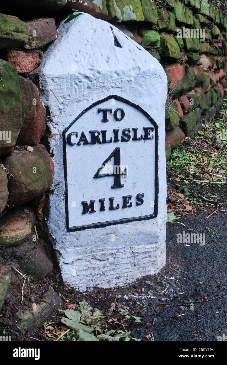 Une borne milliaire sur l'A69 près d'Aglionby, Carlisle, Cumbria Banque D'Images