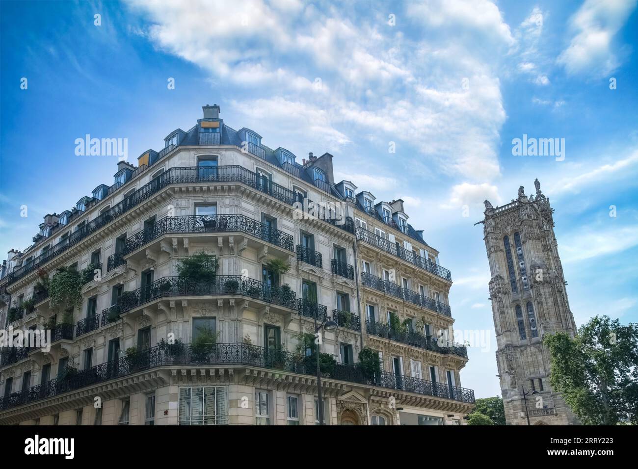 Paris, immeuble haussmannien, avec la tour Saint-Jacques dans le centre historique Banque D'Images