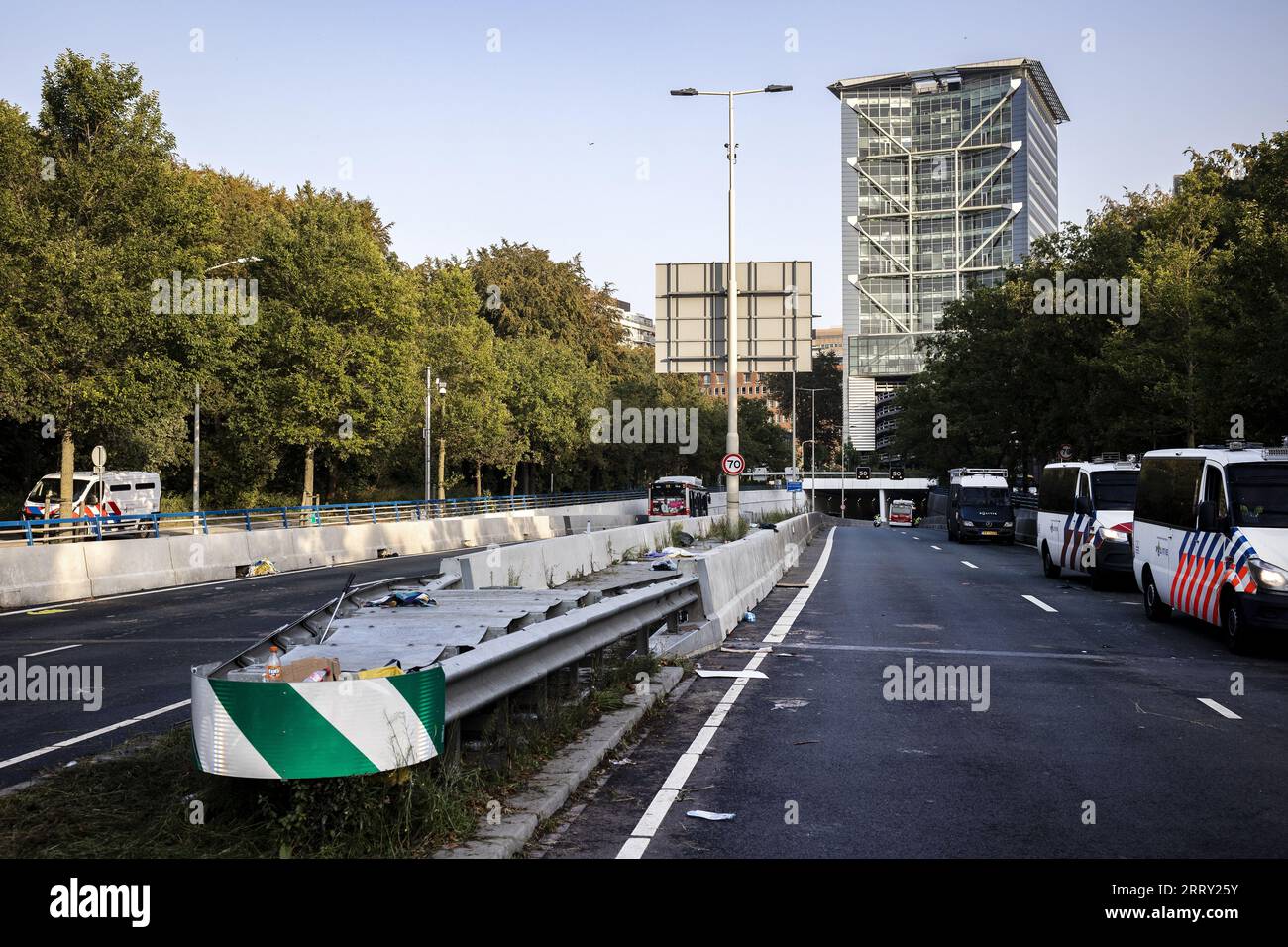 LA HAYE - tous les militants pour le climat ont été retirés de l'A12. Les militants ont bloqué le tunnel A12 pour protester contre les subventions à l'énergie fossile. ANP RAMON VAN flymen netherlands Out - belgique Out Banque D'Images