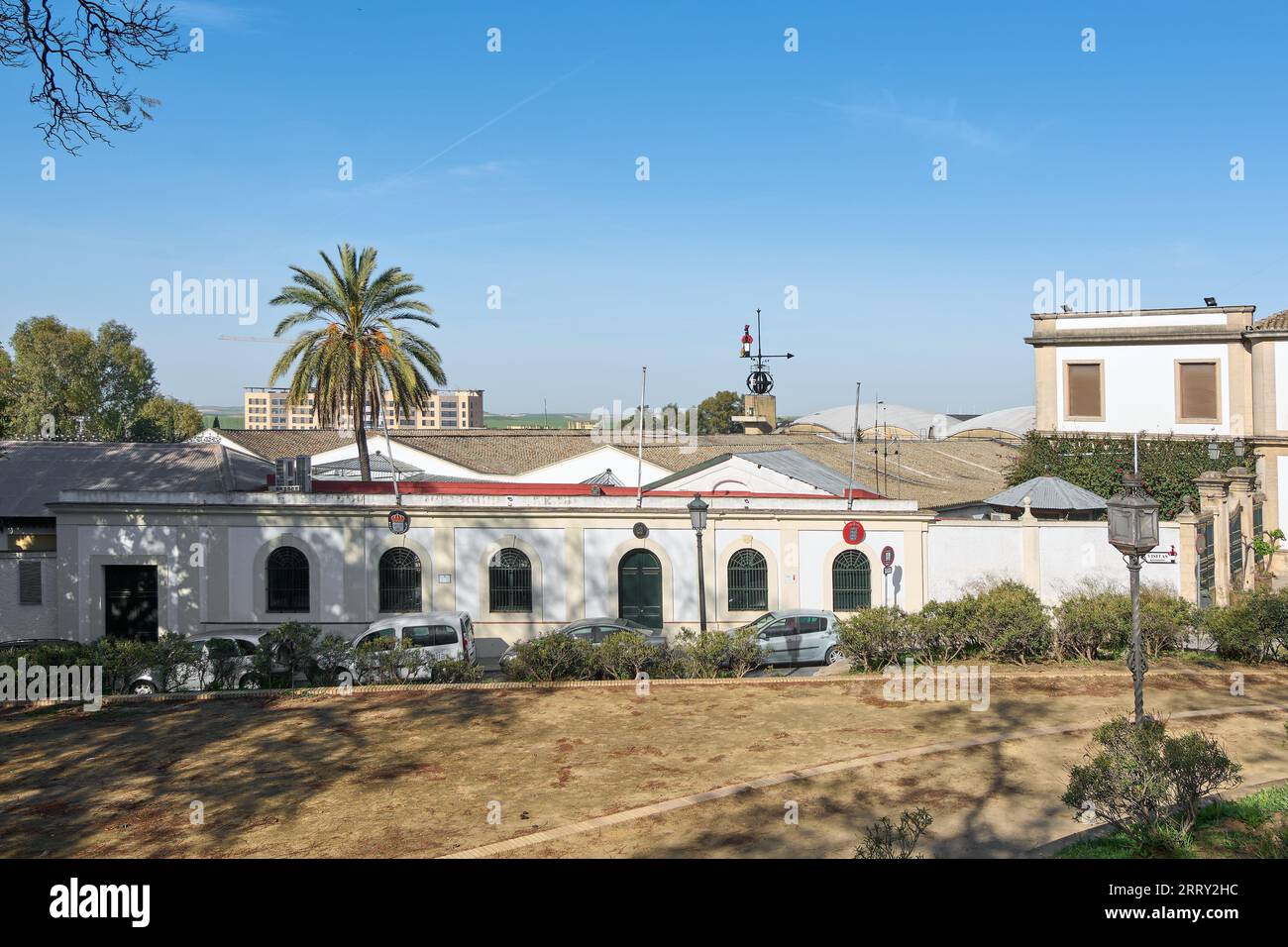 Jerez de la Frontera, Espagne - 7 septembre 2023 : vue d'une des façades de Bodega Gonzalez Byass. Banque D'Images