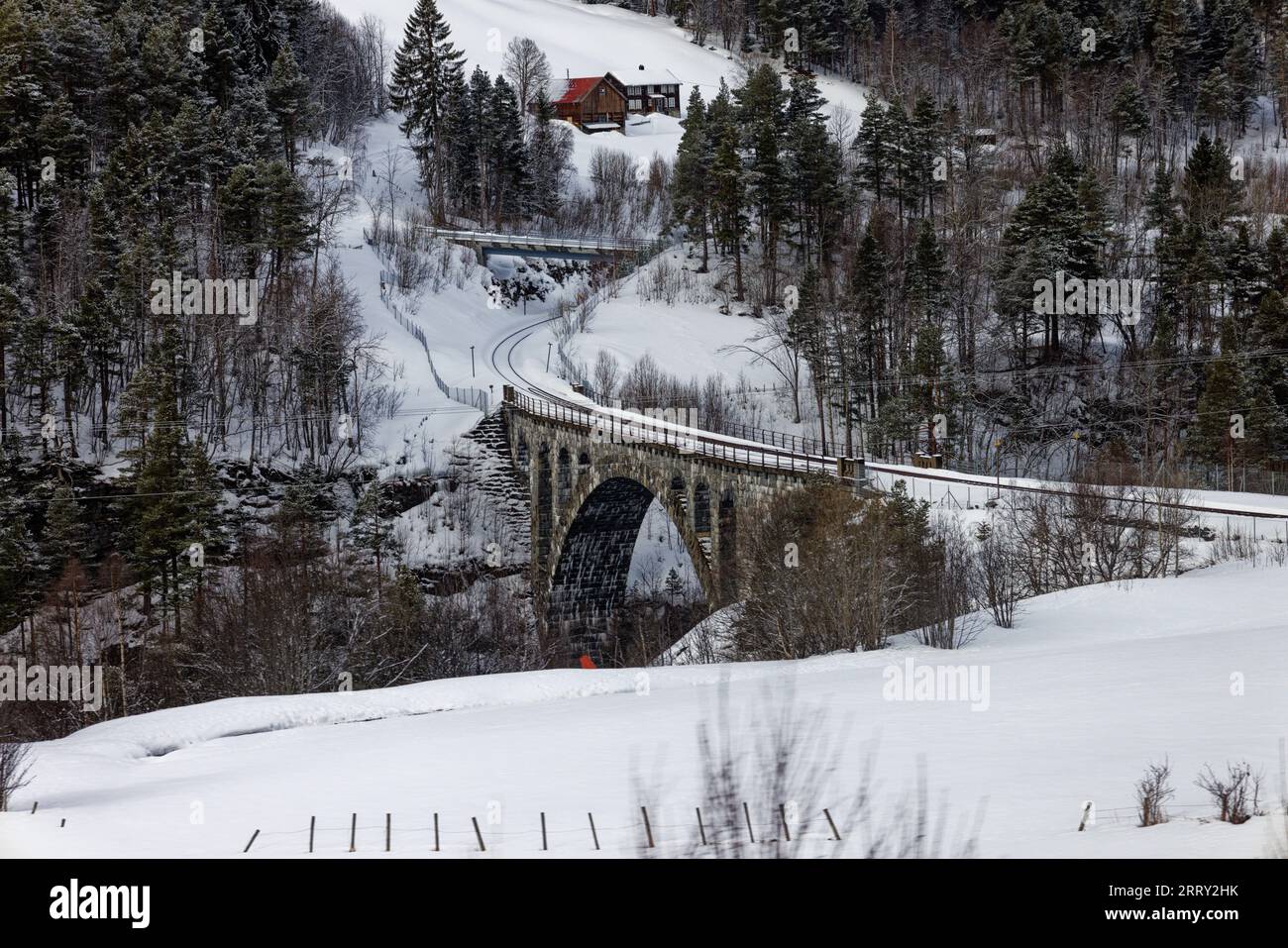 Voie ferrée sur un pont enneigé en Norvège Banque D'Images