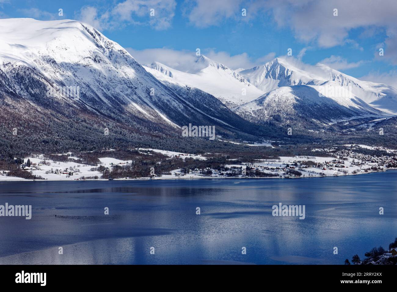 Chaîne de montagnes par un fjord en Norvège Banque D'Images