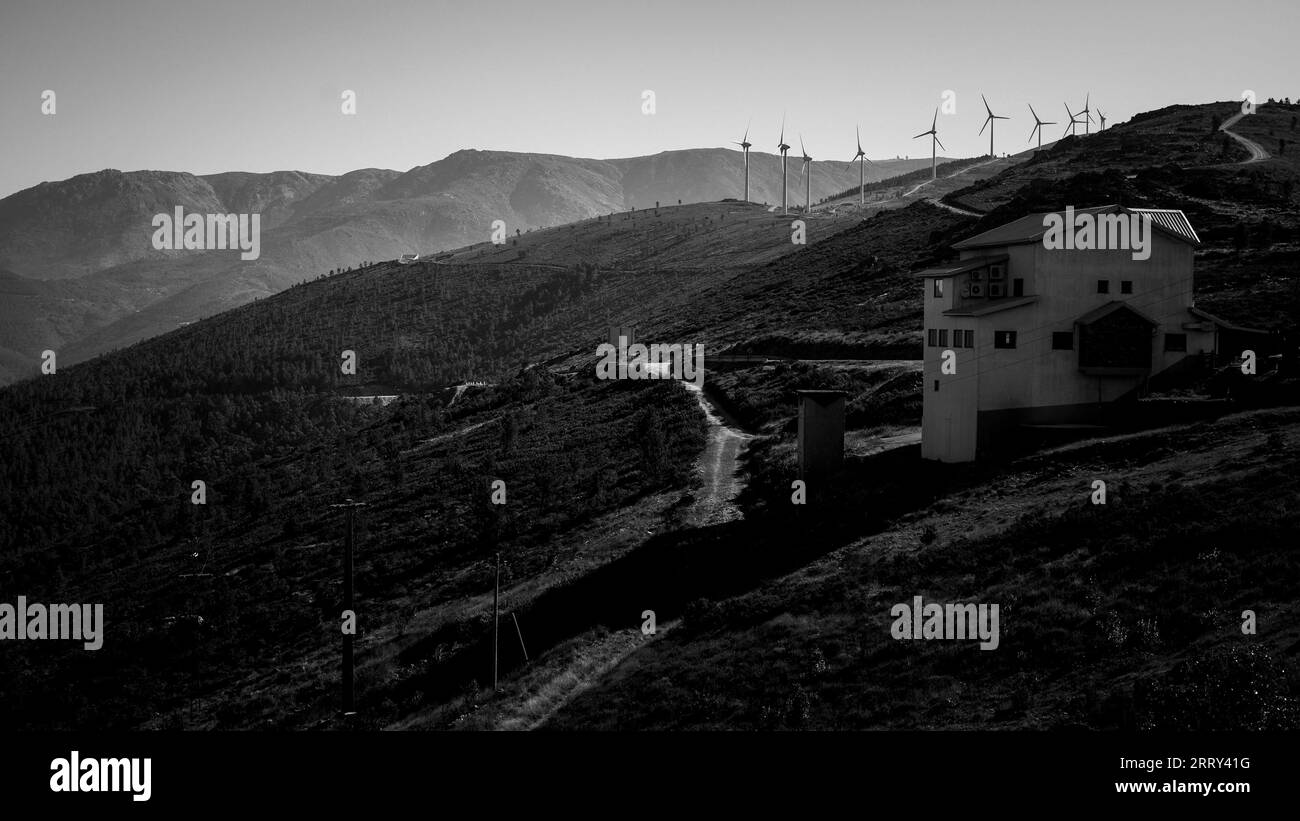 Parcs éoliens dans les montagnes de Serra da Estrela, Portugal. Photo noir et blanc. Banque D'Images