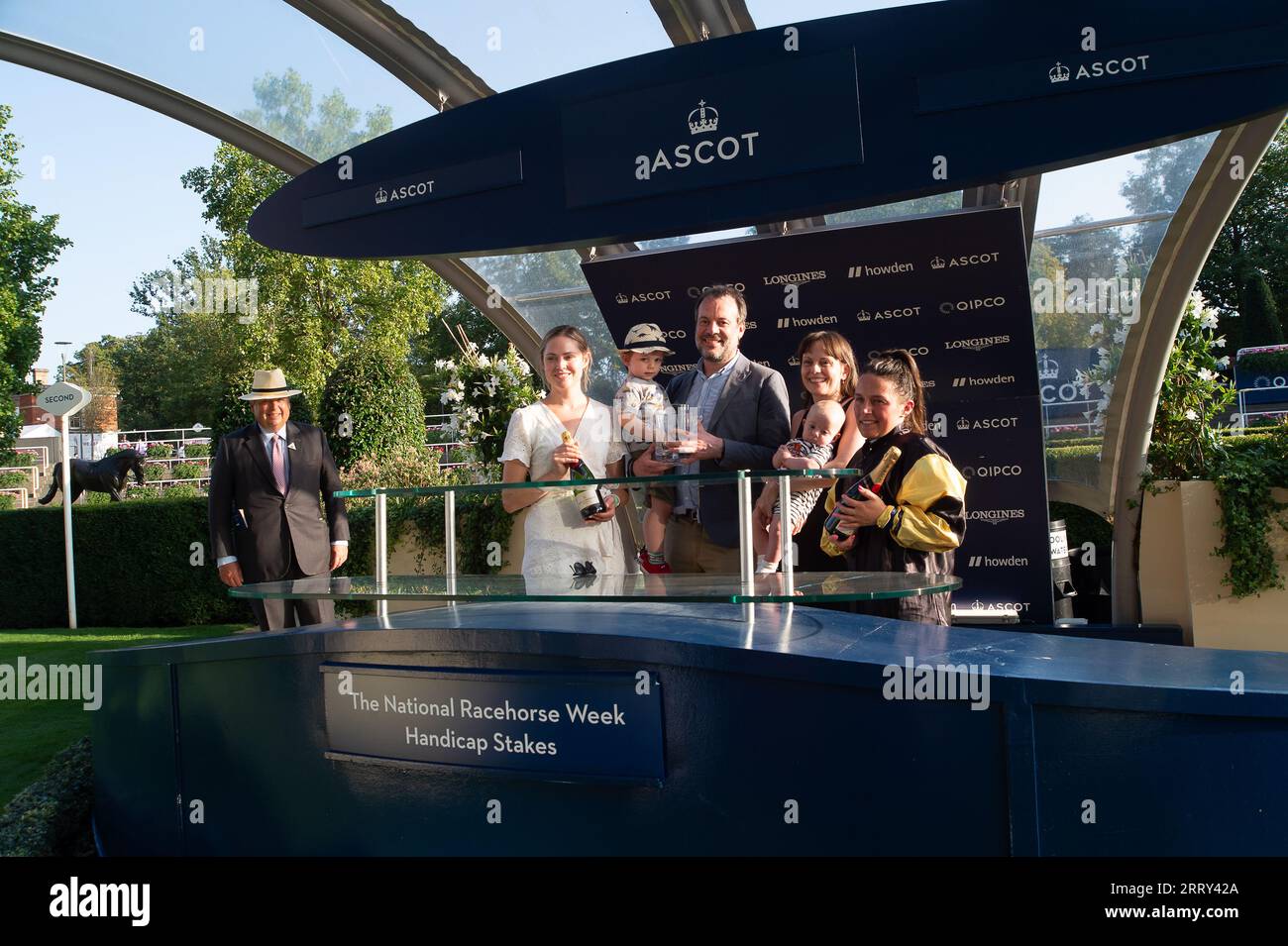 Ascot, Berkshire, Royaume-Uni. 9 septembre 2023. Présentation des gagnants. Horse Call Me Ginger monté par le jockey amie Waugh (soies noires avec étoiles jaunes) remporte le National Racehorse week handicap Stakes à l'hippodrome d'Ascot. Propriétaire Johnnie Delta Racing. Entraîneur Jim Jim Goldie, Glasgow. Crédit : Maureen McLean/Alamy Live News Banque D'Images