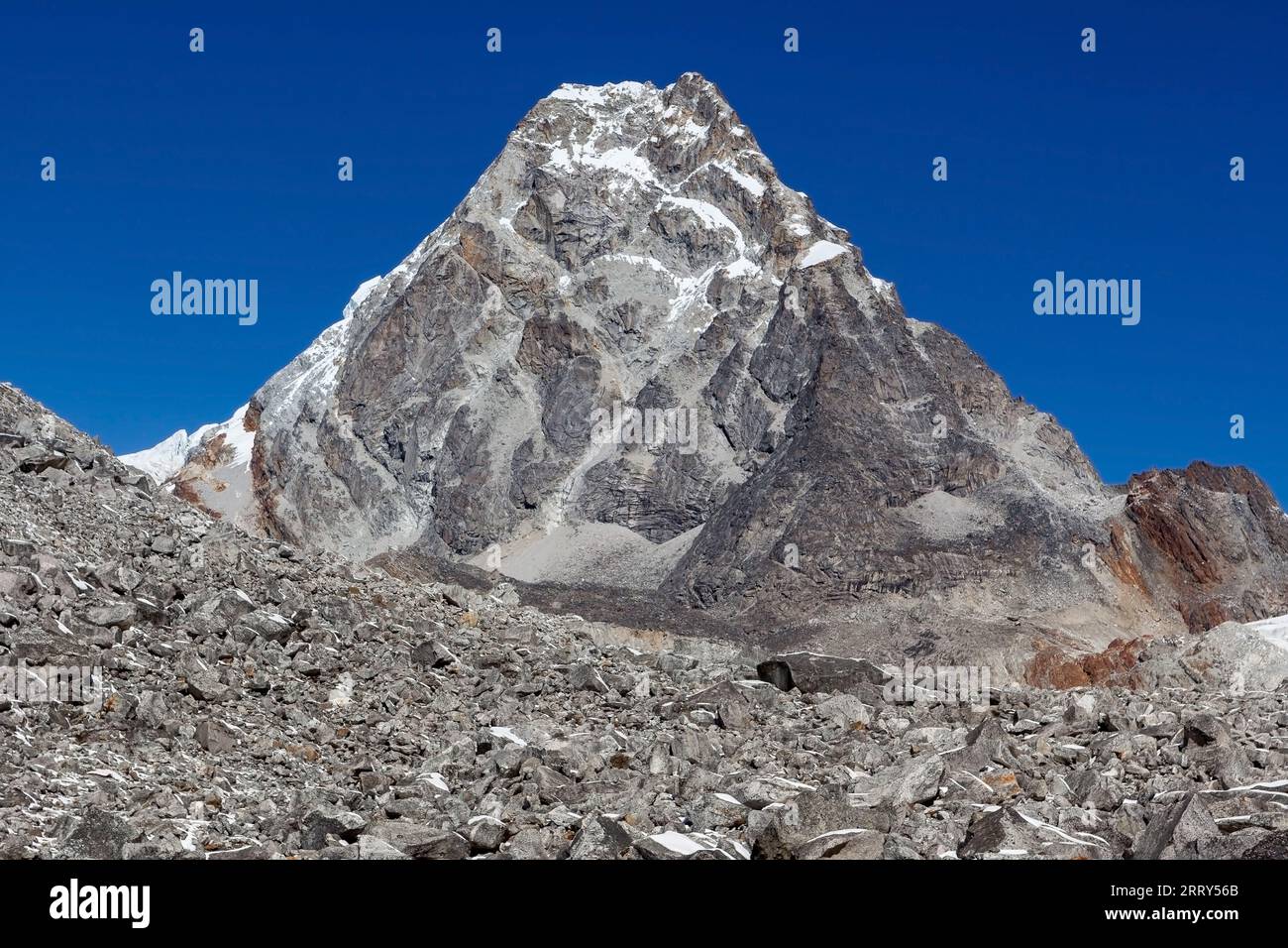 Pic de montagne rocheux dans le parc national de Sagarmatha, Himalaya, Népal. Sommet de la montagne par une journée claire et lumineuse. Beau paysage de sommet de montagne dans l'Himalay Banque D'Images