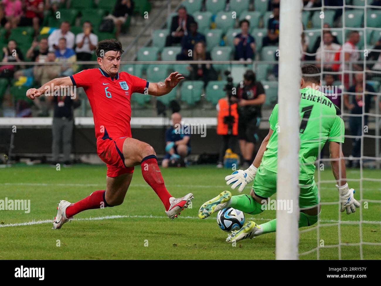 L'Anglais Harry Maguire s'attaque au gardien de but ukrainien Georgi Bushchan, ce qui lui a valu une réservation lors du match de qualification de l'UEFA Euro 2024 du Groupe C au Tarczynski Arena de Wroclaw, en Pologne. Date de la photo : Samedi 9 septembre 2023. Banque D'Images