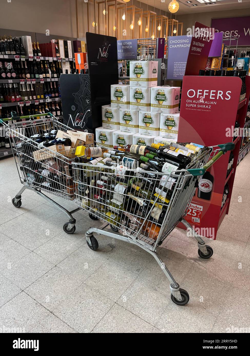 Des trollies pleines d'alcool sont vues à l'intérieur d'une succursale de Waitrose à Londres. 31 mars 2023. Banque D'Images