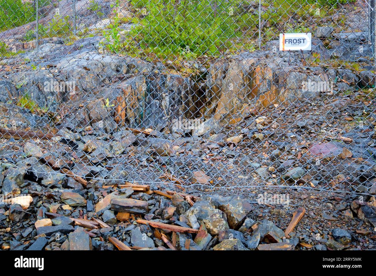 L'ancien site minier de Cobalt Ontario est clôturé et affiché pour empêcher les gens de tomber dans les anciens puits miniers. Banque D'Images