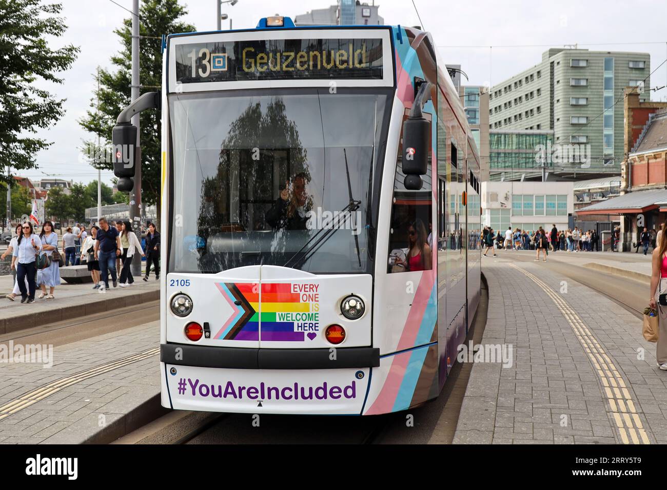 Amsterdam GVB Combino tram de Siemens dans les rues avec des autocollants de fierté après le défilé LHBTGQI+ Banque D'Images