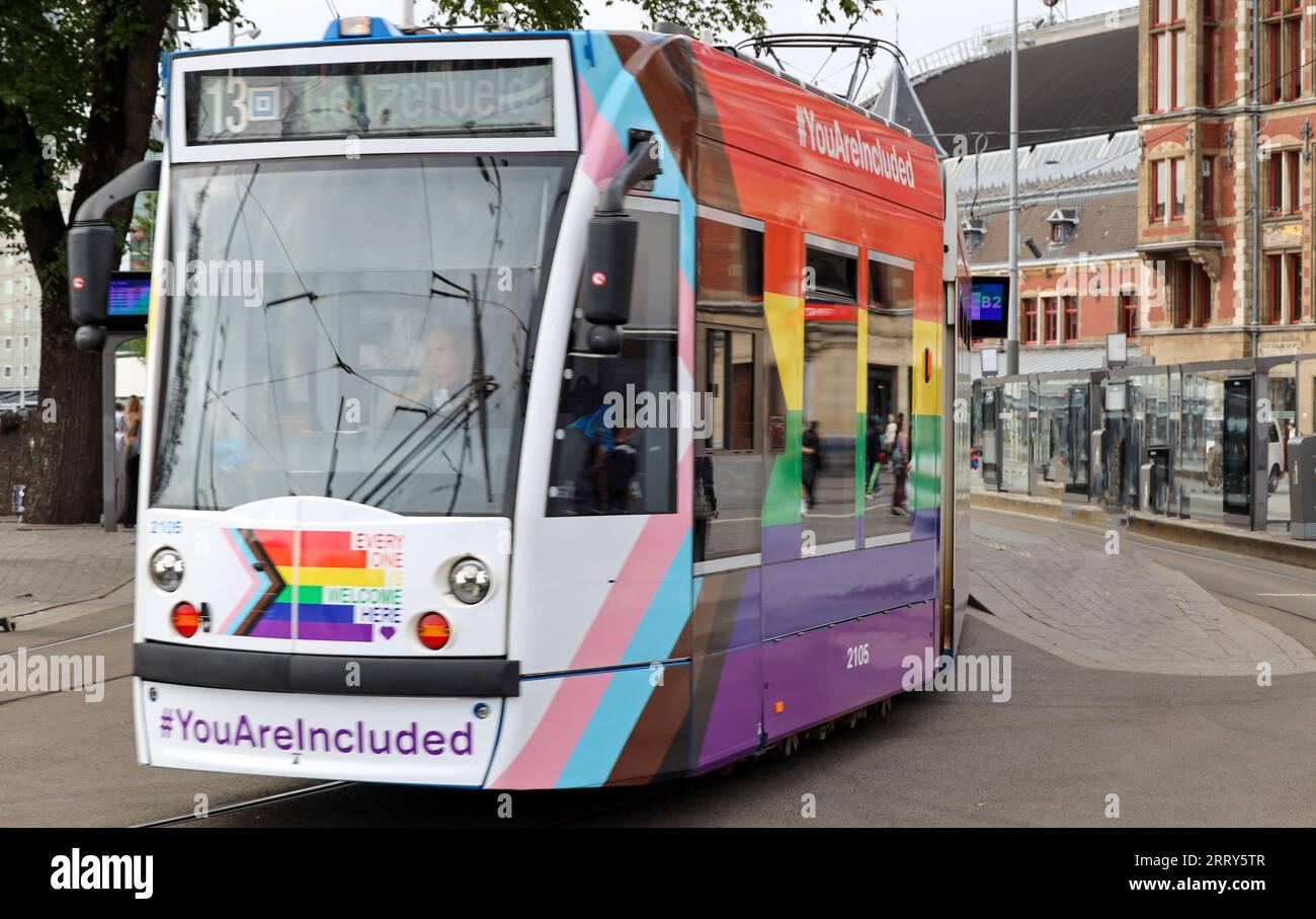 Amsterdam GVB Combino tram de Siemens dans les rues avec des autocollants de fierté après le défilé LHBTGQI+ Banque D'Images