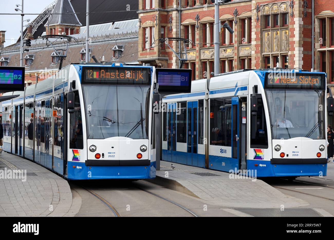 Amsterdam GVB Combino tram de Siemens dans les rues avec des autocollants de fierté après le défilé LHBTGQI+ Banque D'Images