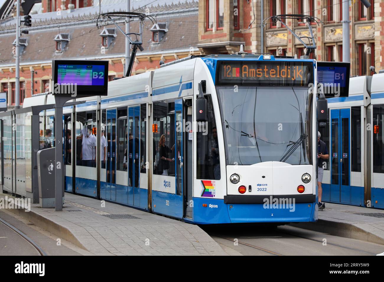 Amsterdam GVB Combino tram de Siemens dans les rues avec des autocollants de fierté après le défilé LHBTGQI+ Banque D'Images