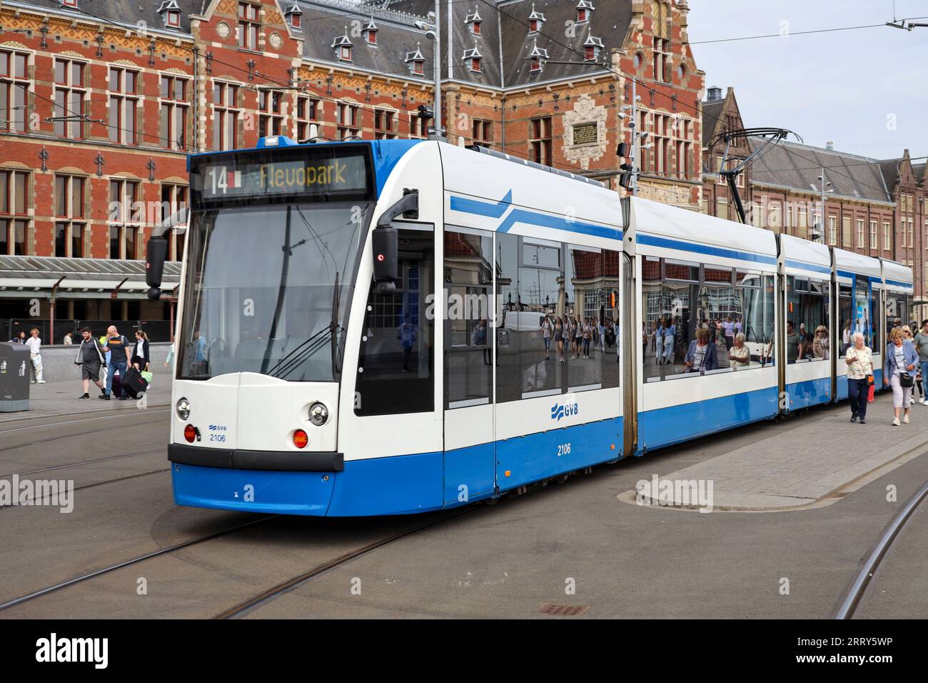 Amsterdam GVB Combino tram de Siemens dans les rues avec des autocollants de fierté après le défilé LHBTGQI+ Banque D'Images