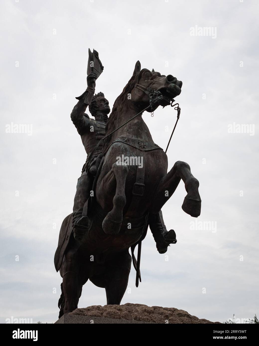 Statue équestre Andrew Jackson devant un ciel nuageux Banque D'Images