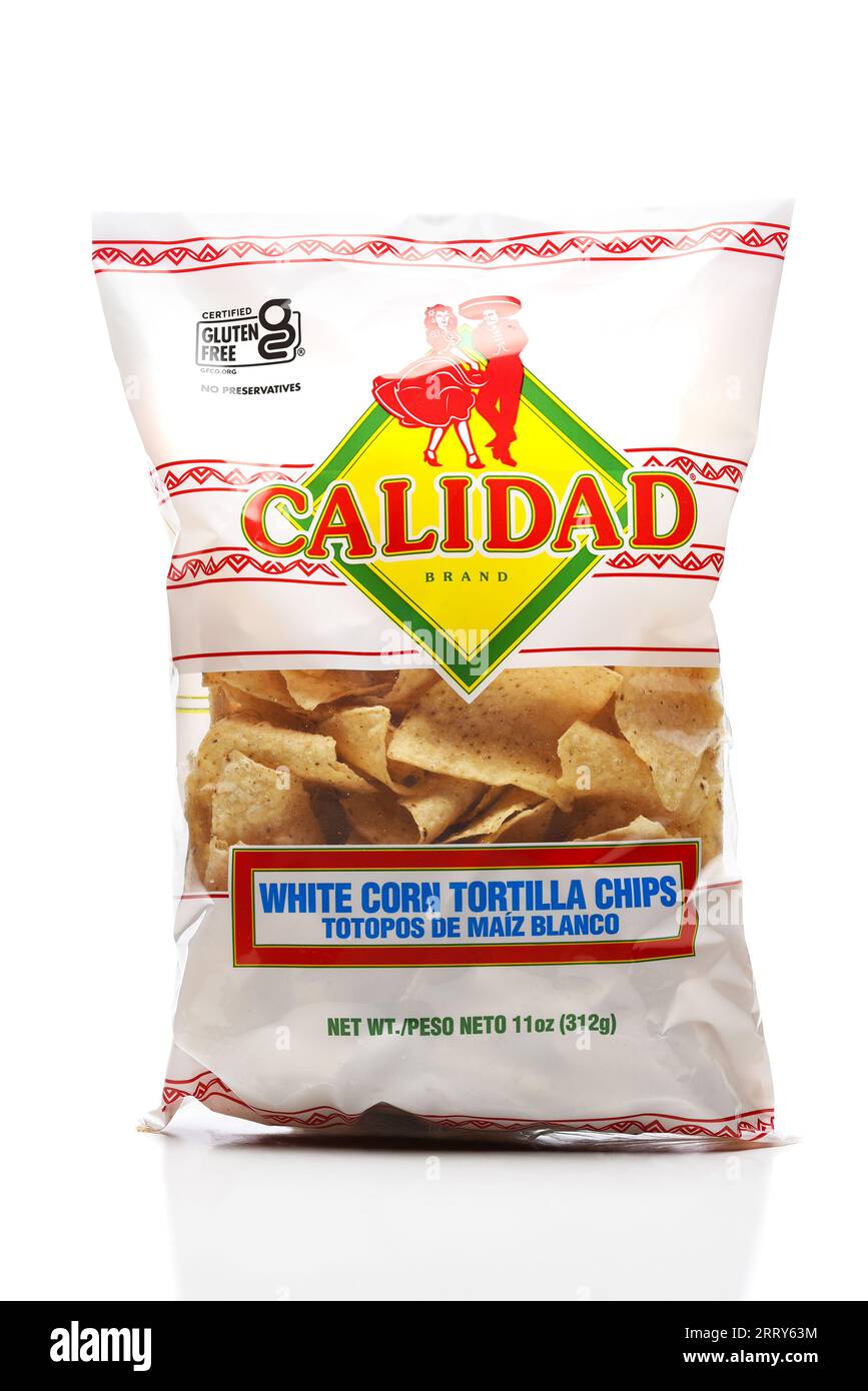 IRVINE, CALIFORNIE - 9 SEPTEMBRE 2023 : un sac de chips de tortilla de maïs blanc Calidad. Banque D'Images