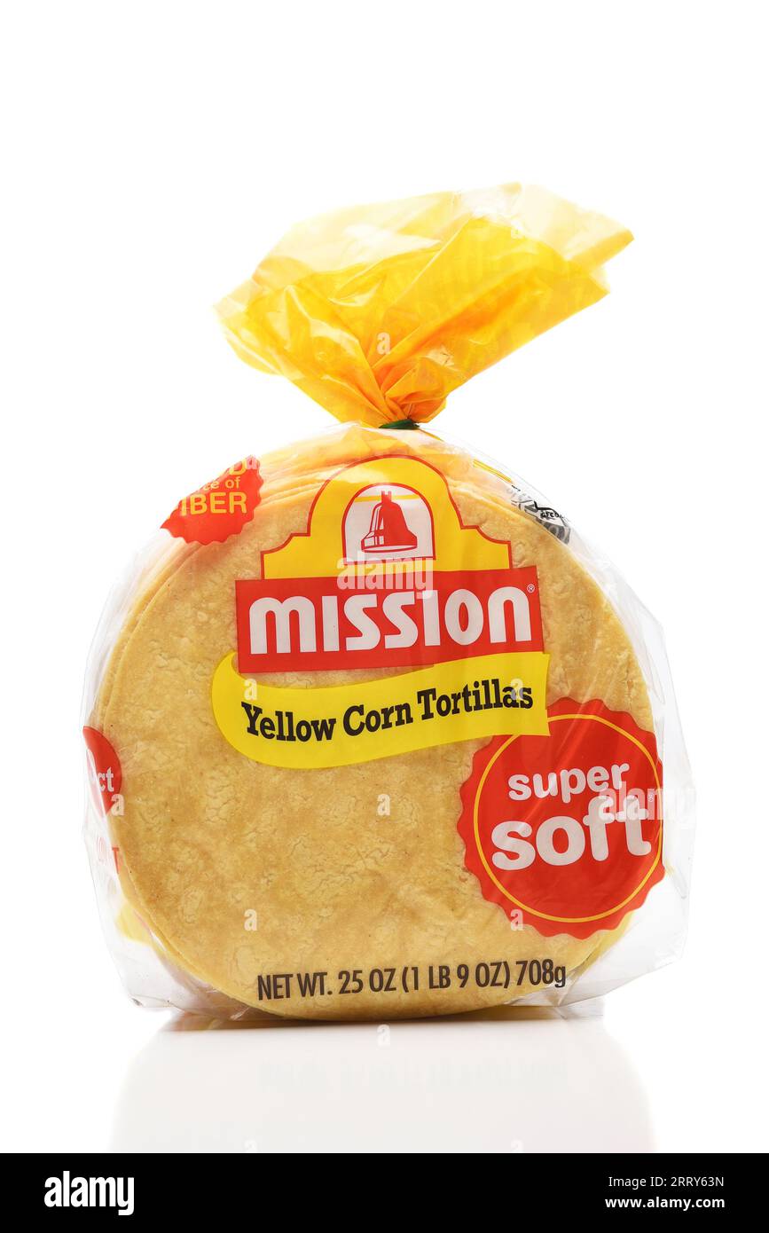 IRVINE, CALIFORNIE - 9 SEPTEMBRE 2023 : un paquet de tortillas de maïs jaune Mission, super doux. Banque D'Images
