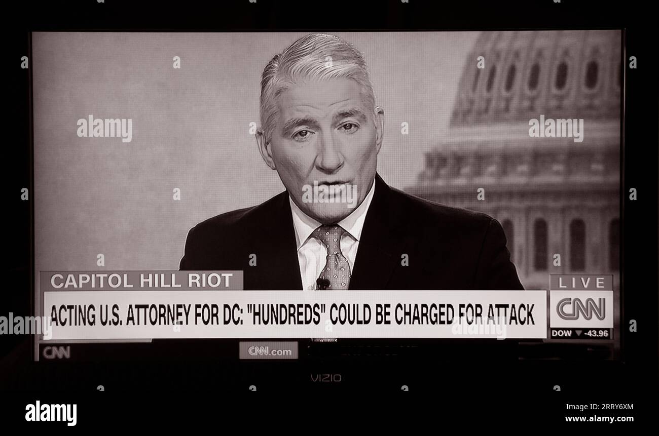 Une capture d'écran TV du journaliste de NBC John King rapportant des nouvelles concernant les émeutiers qui ont attaqué le Capitole des États-Unis le 6 janvier 2021. Banque D'Images