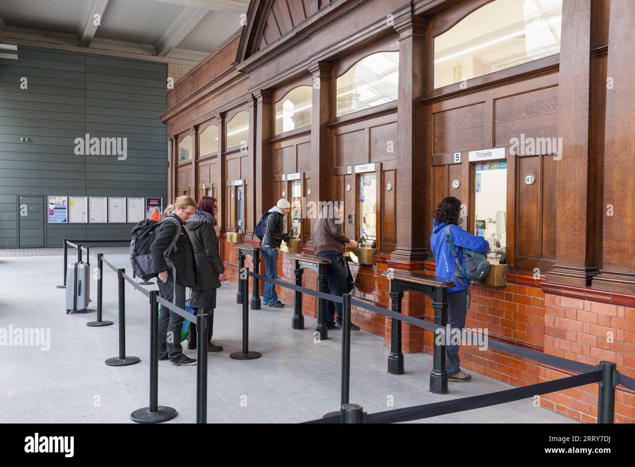 Les passagers du train font la queue pour acheter des billets de train à la billetterie de la gare de Manchester Victoria Banque D'Images