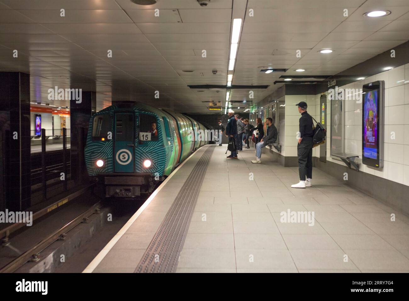 Un train circulaire arrive à la station de métro sain Enoch sur le métro SPT Glasgow Banque D'Images