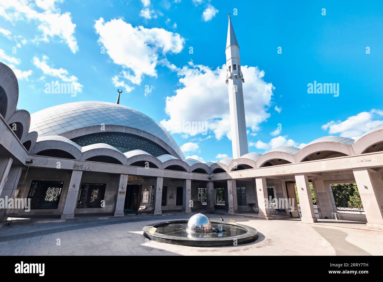 Istanbul, Turquie - 9 septembre 2023 : vue extérieure de la mosquée Sakirin, une mosquée moderne située à l'une des entrées du cimetière Karacaahmet à Usku Banque D'Images