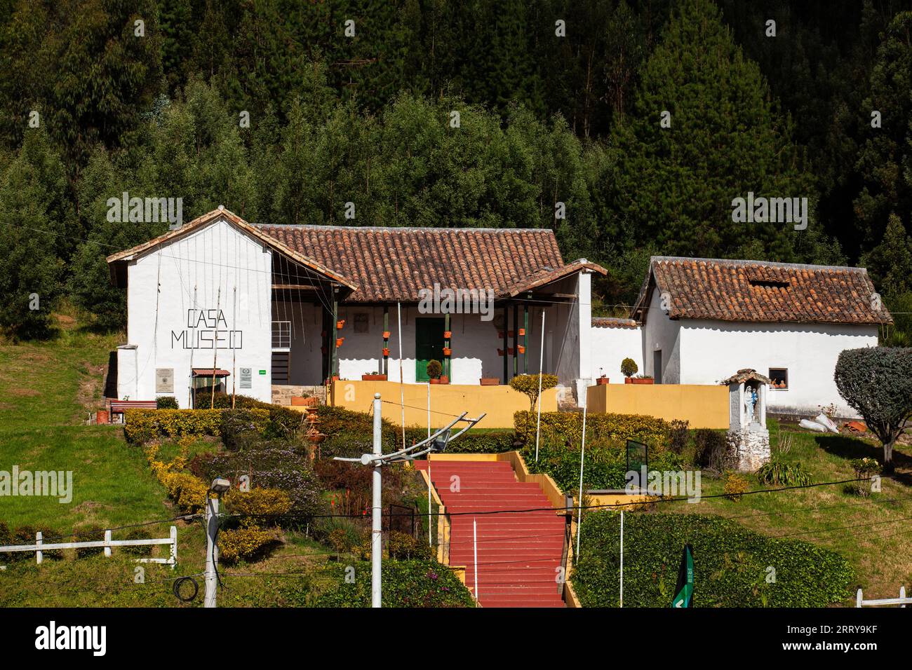 Vue du musée de la Maison historique de Pantano de Vargas situé à Paipa en face du complexe sculptural mémorial des Lancers Banque D'Images
