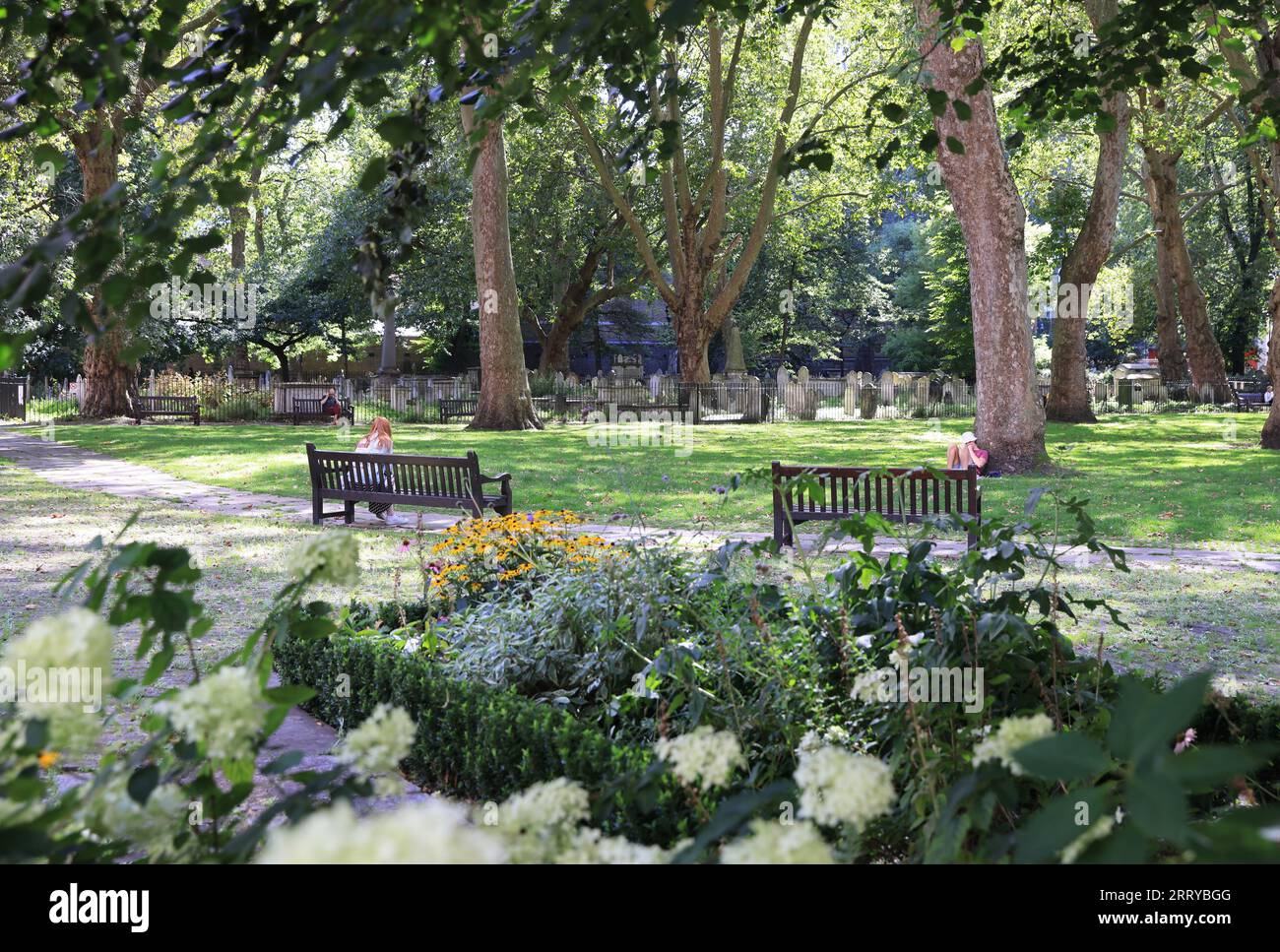 Bunhill Fields, lieu de sépulture anticonformiste des années 1660, dans la City de Londres. Le dernier lieu de repos pour William Blake, Daniel Defoe et d'autres. Banque D'Images