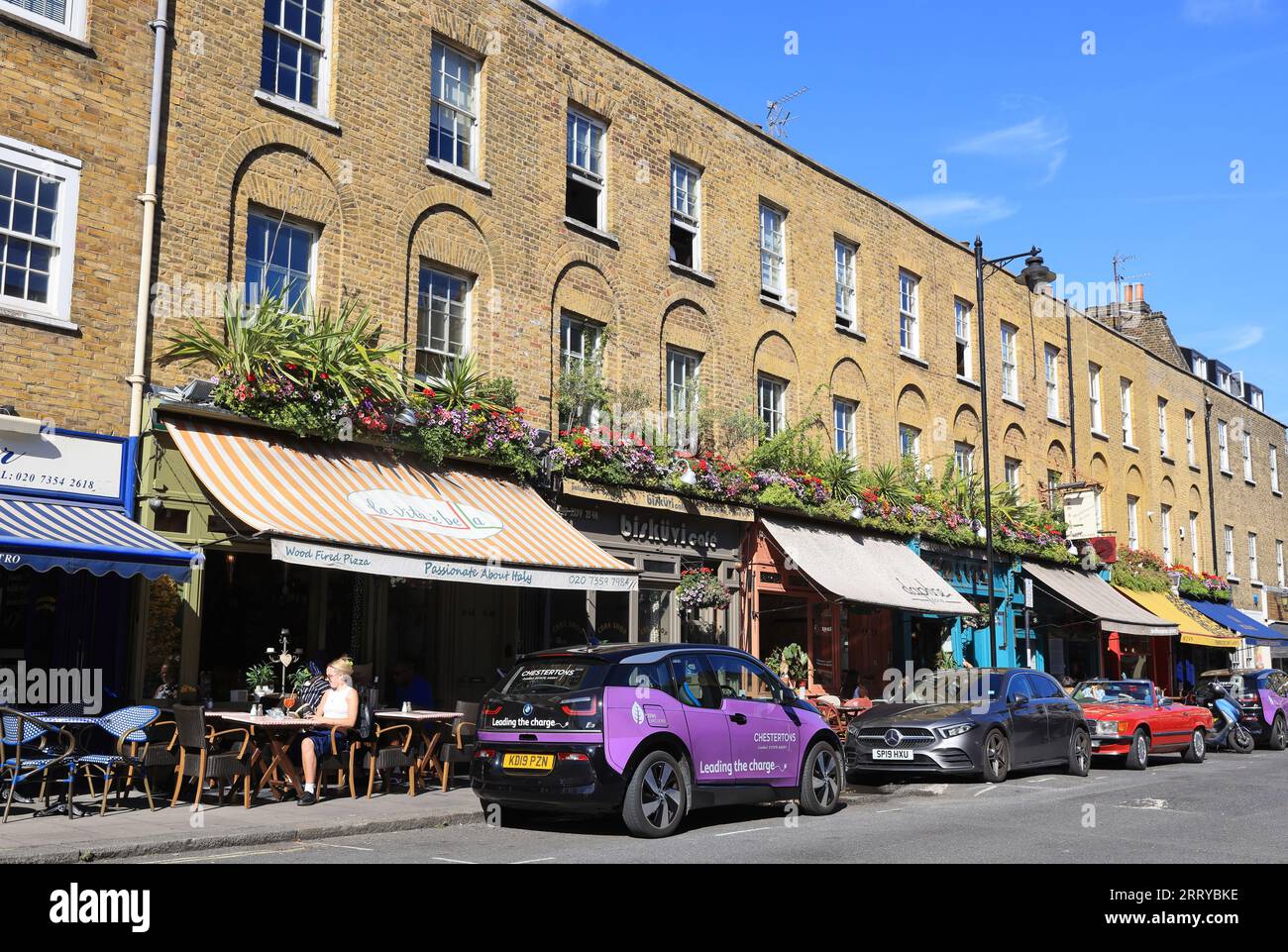 Cafés sur Theberton Street, près d'Upper Street à Islington, au nord de Londres, Royaume-Uni Banque D'Images