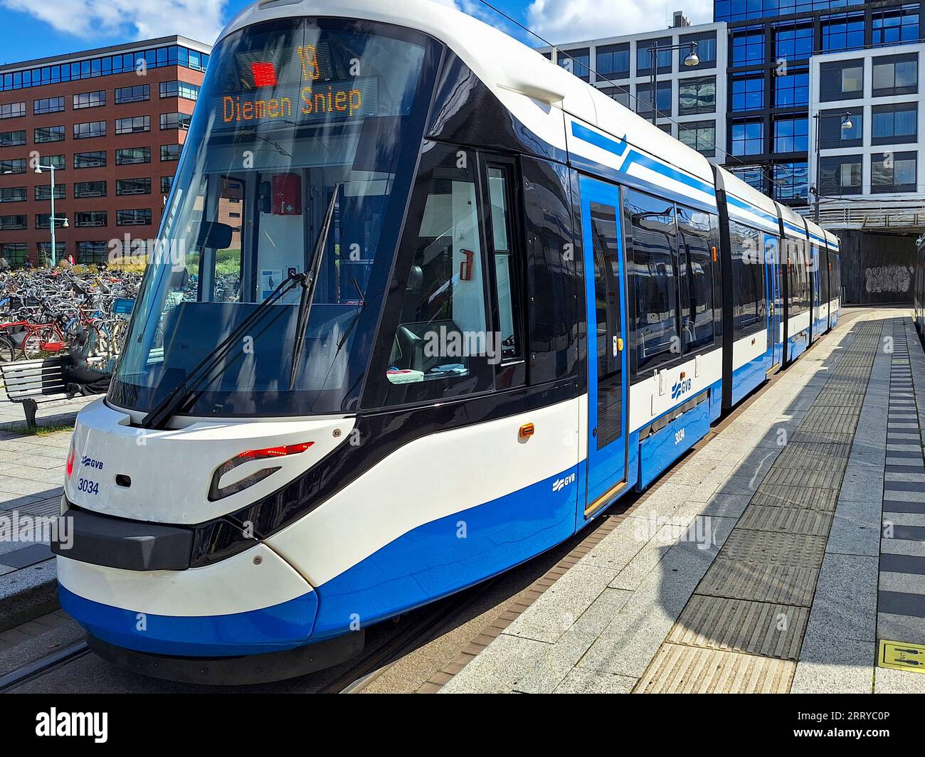 15G-tram de GVB construit par CAF type Urbos dans les rues d'Amsterdam aux pays-Bas Banque D'Images