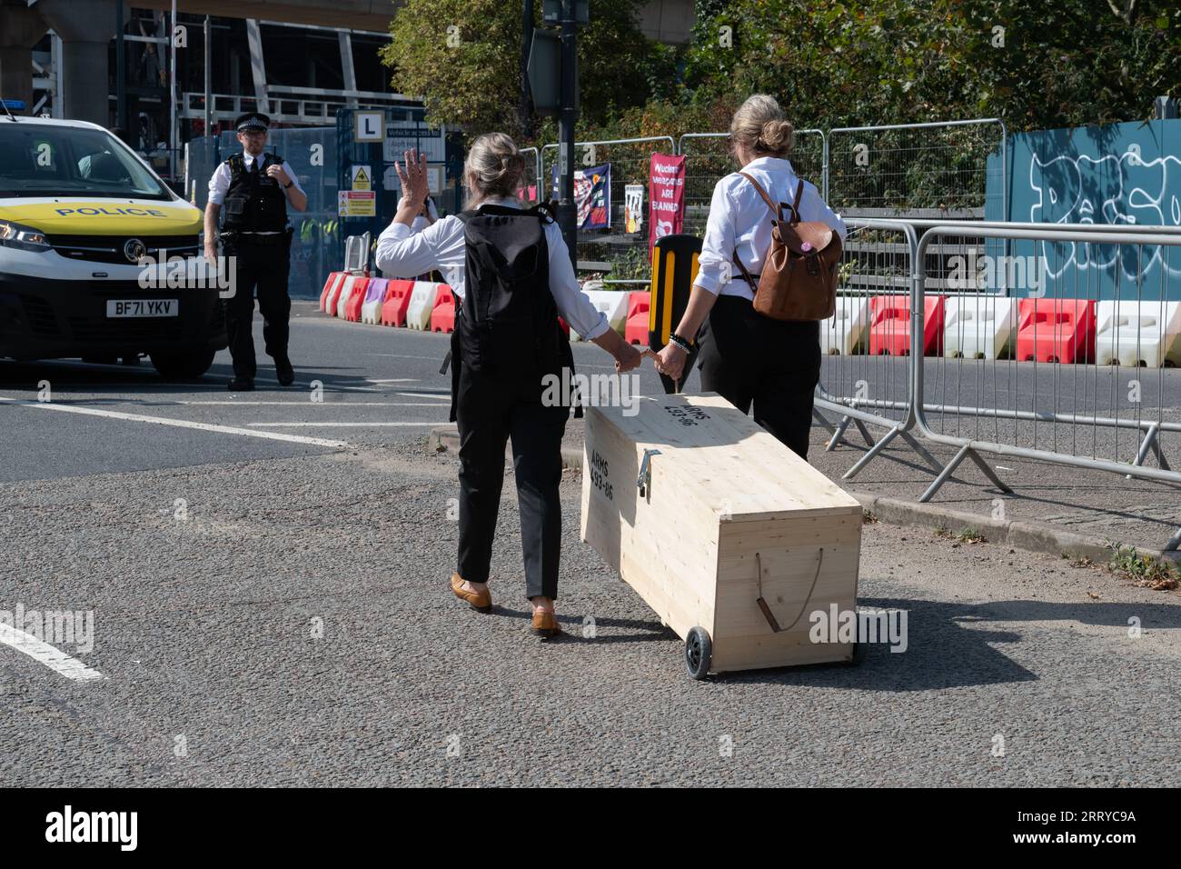 Londres, Royaume-Uni. 9 septembre 2023. Des militants anti-guerre tentent de livrer une caisse de fausses armes à l’exposition d’armes DSEI (Defence & Security Equipment International) qui ouvrira ses portes au centre Excel la semaine prochaine. Les membres, disent-ils, représentent ceux qui sont soufflés par le genre d'équipement en vente à la foire commerciale. L'exposition, l'une des plus grandes au monde, ouvre ses portes du 12 au 15 septembre et, disent les opposants, attire des clients de régimes répressifs et de violateurs des droits de l'homme qui cherchent à acheter tout, des équipements de surveillance aux navires de guerre. Crédit : Ron Fassbender/Alamy Live News Banque D'Images