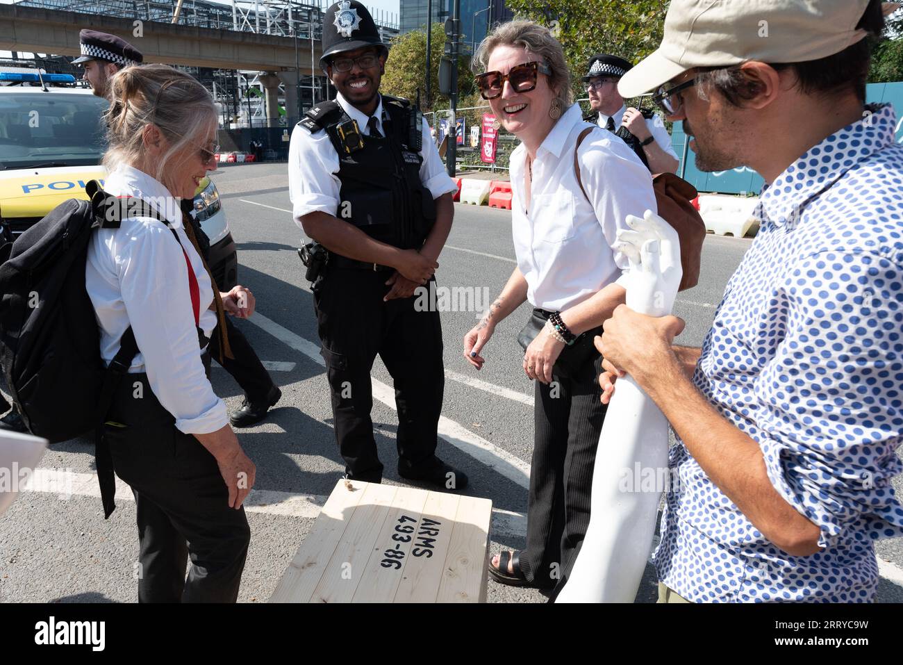 Londres, Royaume-Uni. 9 septembre 2023. Des militants anti-guerre tentent de livrer une caisse de fausses armes à l’exposition d’armes DSEI (Defence & Security Equipment International) qui ouvrira ses portes au centre Excel la semaine prochaine. Les membres, disent-ils, représentent ceux qui sont soufflés par le genre d'équipement en vente à la foire commerciale. L'exposition, l'une des plus grandes au monde, ouvre ses portes du 12 au 15 septembre et, disent les opposants, attire des clients de régimes répressifs et de violateurs des droits de l'homme qui cherchent à acheter tout, des équipements de surveillance aux navires de guerre. Crédit : Ron Fassbender/Alamy Live News Banque D'Images