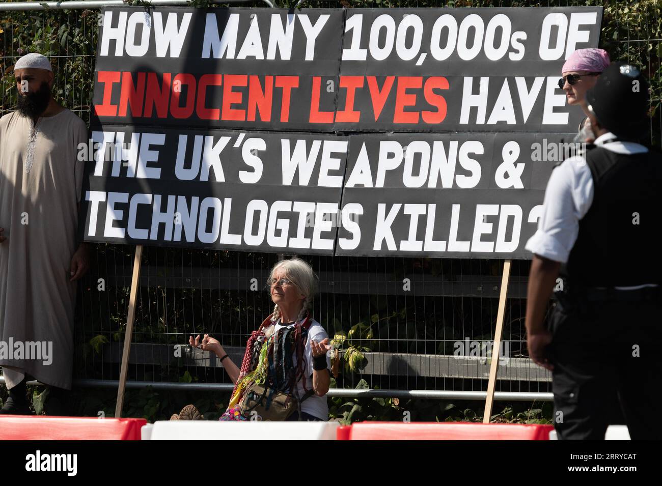 Londres, Royaume-Uni. 9 septembre 2023. Les militants anti-guerre protestent et tentent de bloquer l'exposition d'armes DSEI (Defence & Security Equipment International) qui doit ouvrir au centre Excel la semaine prochaine. Le salon, l'un des plus grands au monde, s'ouvre du 12 au 15 septembre et, disent les activistes, attire des clients de régimes répressifs qui cherchent à acheter tout, des équipements de surveillance aux navires de guerre. Crédit : Ron Fassbender/Alamy Live News Banque D'Images