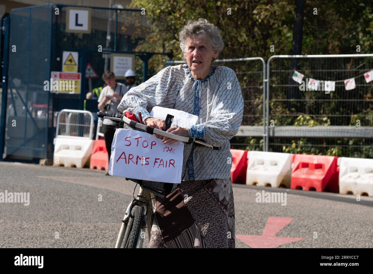 Londres, Royaume-Uni. 9 septembre 2023. Le jour le plus chaud de l'année, une dame en âge de partir à la retraite se rend à une manifestation anti-guerre contre la foire aux armes DSEI (Defence & Security Equipment International) qui doit ouvrir au centre Excel la semaine prochaine. Le salon, l'un des plus grands au monde, se déroule du 12 au 15 septembre et, disent les activistes, attire des clients de régimes répressifs qui cherchent à acheter tout, de l'équipement de surveillance aux navires de guerre. Crédit : Ron Fassbender/Alamy Live News Banque D'Images