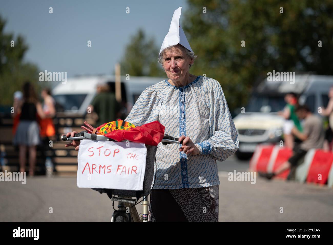 Londres, Royaume-Uni. 9 septembre 2023. Le jour le plus chaud de l'année, une dame en âge de partir à la retraite se rend à une manifestation anti-guerre contre la foire aux armes DSEI (Defence & Security Equipment International) qui doit ouvrir au centre Excel la semaine prochaine. Le salon, l'un des plus grands au monde, se déroule du 12 au 15 septembre et, disent les activistes, attire des clients de régimes répressifs qui cherchent à acheter tout, de l'équipement de surveillance aux navires de guerre. Crédit : Ron Fassbender/Alamy Live News Banque D'Images