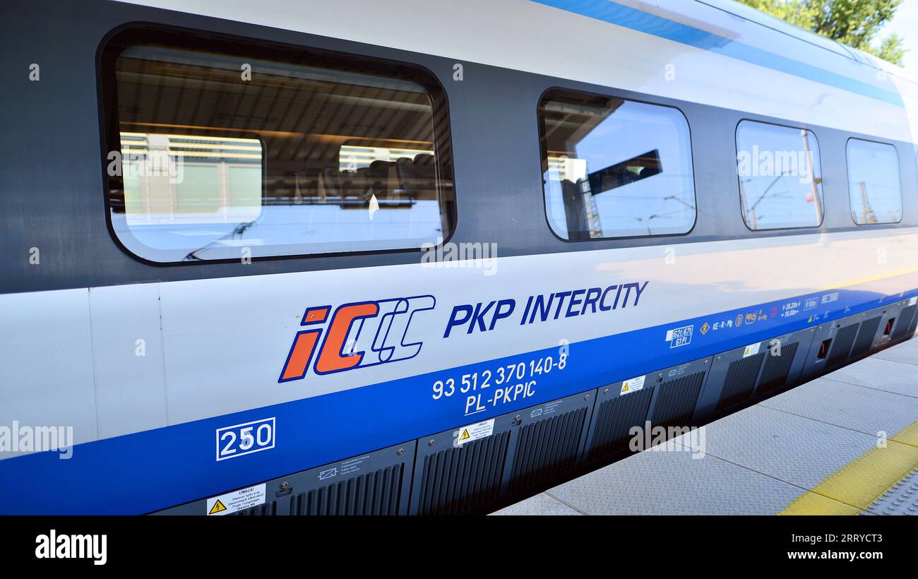 Varsovie, Pologne. 5 septembre 2023. PKP Intercity train Polish voiture-couchage au quai de la gare en attendant le départ en fin d'après-midi. PKP Intercity Banque D'Images