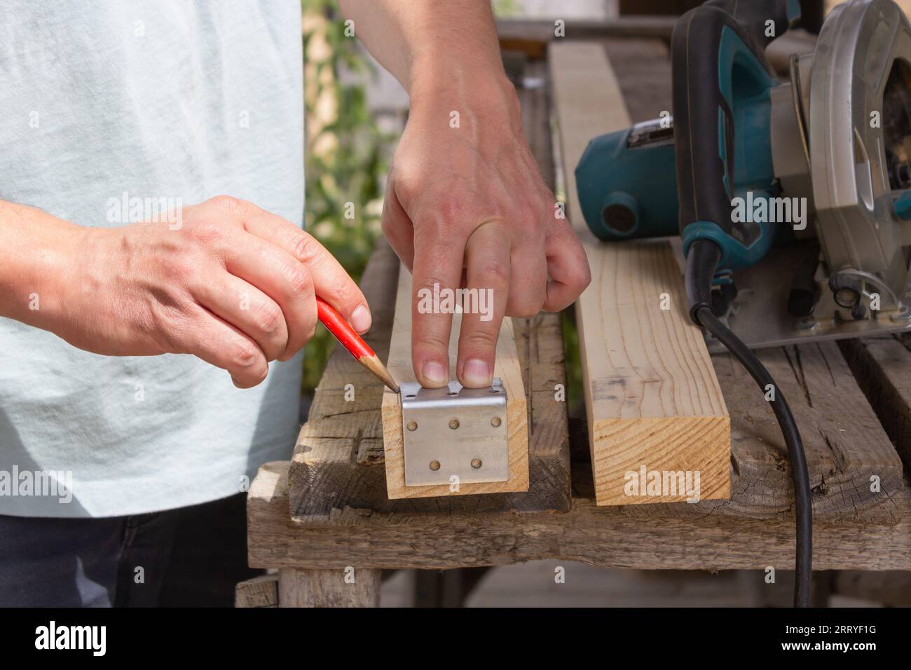 Hobbies : travailler le bois de vos propres mains, traiter les planches de bois. Banque D'Images