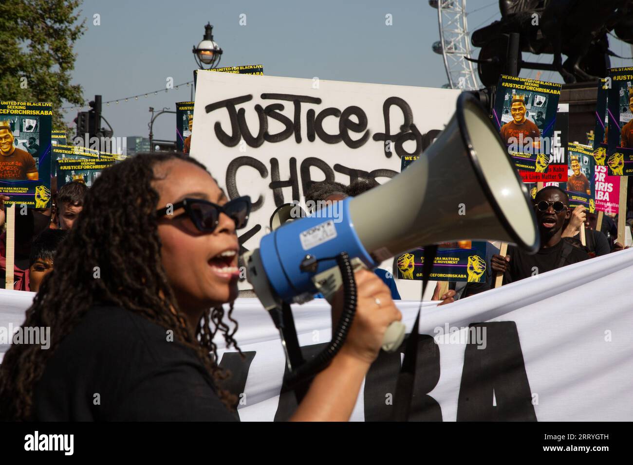 Londres, Royaume-Uni. 09 septembre 2023. Une femme crie des slogans sur un mégaphone pendant la manifestation appelant à une action criminelle contre le policier qui a tiré sur Chris Kaba. M. Kaba a été tué à Streatham Hill, dans le sud-est de Londres, après que la voiture qu'il conduisait ait a été suivie par une voiture de police anonyme sans lumières ni sirènes. Le 5 septembre 2022. Crédit : SOPA Images Limited/Alamy Live News Banque D'Images