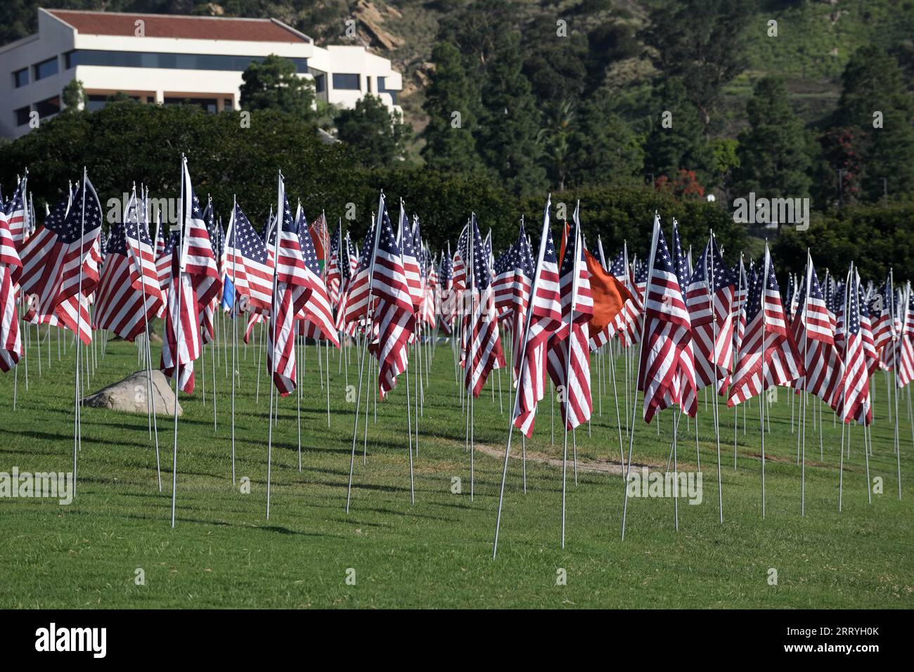 Les vagues de drapeaux honorent les vies perdues dans les attentats terroristes du 11 septembre 2001, avec près de 3 000 drapeaux américains dans le parc Alumni de l'Université Pepperdine le long de la Pacific Coast Highway et de Malibu Canyon Road, un pour chaque victime innocente, y compris un drapeau national pour chaque pays étranger qui a perdu un citoyen dans l'attaque, le samedi 9 septembre 2023, à Malibu, Etalonnage Banque D'Images
