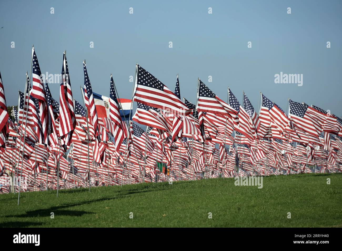 Les vagues de drapeaux honorent les vies perdues dans les attentats terroristes du 11 septembre 2001, avec près de 3 000 drapeaux américains dans le parc Alumni de l'Université Pepperdine le long de la Pacific Coast Highway et de Malibu Canyon Road, un pour chaque victime innocente, y compris un drapeau national pour chaque pays étranger qui a perdu un citoyen dans l'attaque, le samedi 9 septembre 2023, à Malibu, Etalonnage Banque D'Images