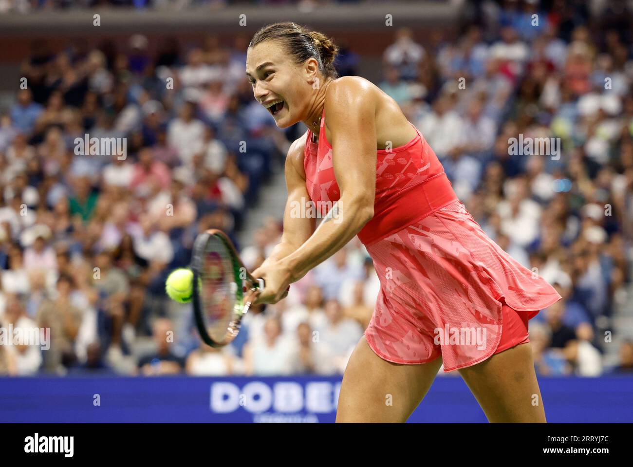 Flushing Meadow, États-Unis. 09 septembre 2023. Aryna Sabalenka, de Biélorussie, retourne le ballon à Coco Gauff dans le match de la finale féminine au stade Arthur Ashe aux Championnats américains Open de tennis 2023 au USTA Billie Jean King National tennis Center à New York, le samedi 9 septembre 2023. Photo de John Angelillo/UPI crédit : UPI/Alamy Live News Banque D'Images