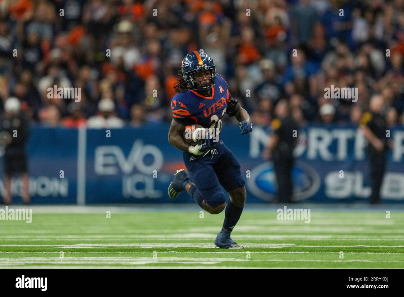 SAN ANTONIO, TX - SEPTEMBER 09: UTSA Roadrunners running back Robert Henry (20) runs the ball during the college football game between the Texas State Bobcats and the UTSA Roadrunners on September 9, 2023, at the Alamodome in San Antonio, Texas. (Photo by Daniel Dunn/Icon Sportswire) (Icon Sportswire via AP Images) Banque D'Images