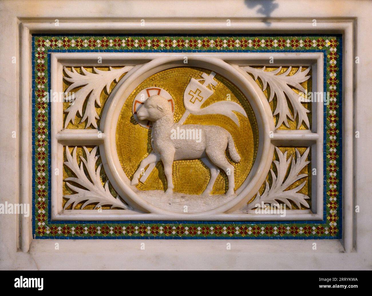 Un relief de l’Agneau sacrificiel représentant Jésus-Christ sur un autel dans la Votivkirche – l’Église votive, Vienne, Autriche. Banque D'Images Un relief de l’Agneau sacrificiel représentant Jésus-Christ sur un autel dans la Votivkirche – l’Église votive, Vienne, Autriche. Banque D'Images